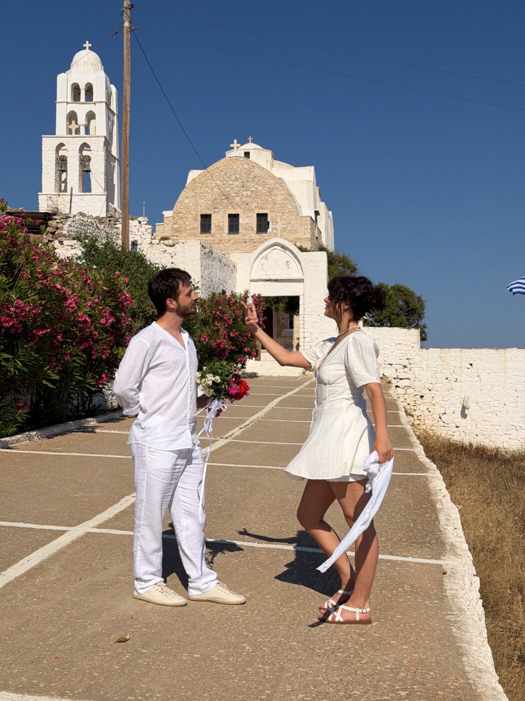 Δανάη Παππά ντυμένη νύφη στη Φολέγανδρο για τη νέα σειρά του Alpha «Μια Γυναίκα»