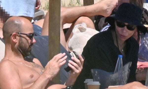 Βασίλης Σπανούλης – Ολυμπία Χοψονίδου: Βουτιές σε παραλία της Πάρου για το ζευγάρι