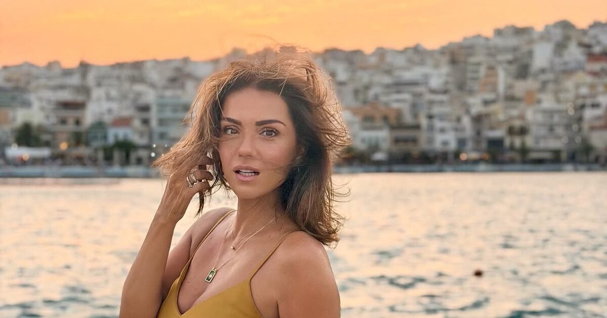 Βάσω Λασκαράκη ποζάρει στη Σητεία την ώρα του ηλιοβασιλέματος – Νέες φωτογραφίες από την Κρήτη