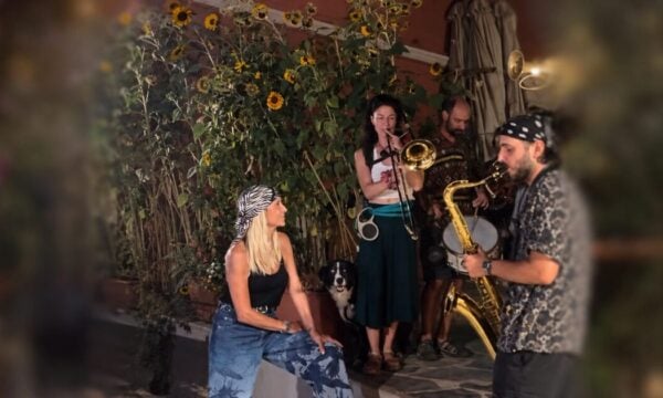 Άννα Βίσση: Η συνάντηση στο Φισκάρδο – Σταμάτησε για να ακούσει μπάντα που έπαιζε Τσιτσάνη