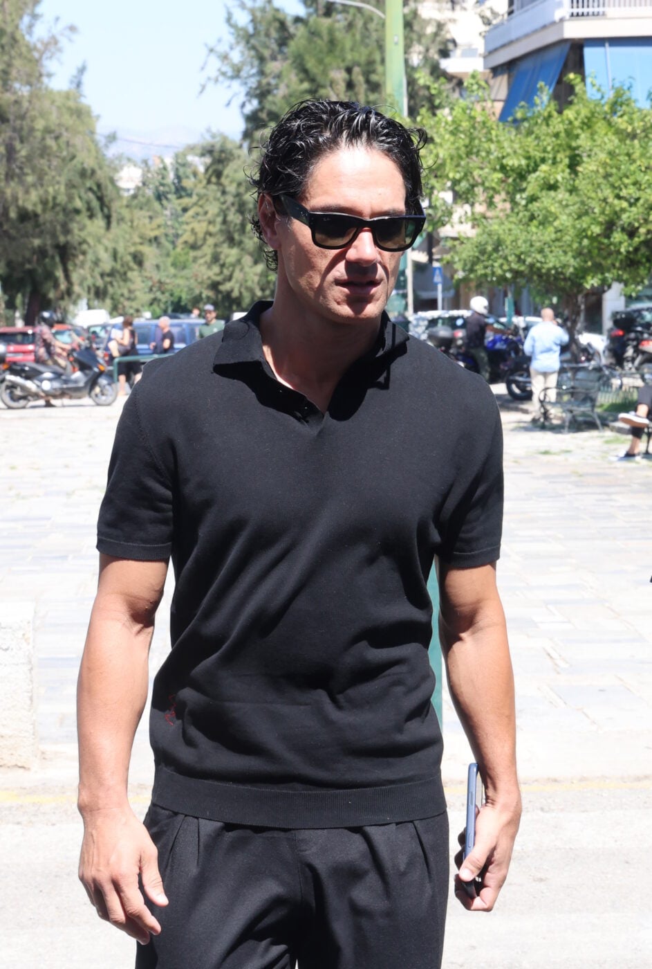 Κηδεία Νίκου Καλογερόπουλου: Πλήθος κόσμου στο τελευταίο αντίο στον ηθοποιό