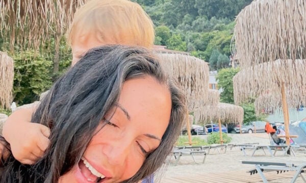 Ανθή Βούλγαρη: Καλοκαιρινές στιγμές με τον σύζυγό της και τον 1,5 έτους γιο τους – Φωτογραφίες