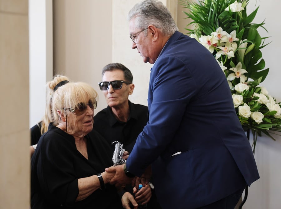 Λάκης Χαλκιάς: Πλήθος κόσμου στην κηδεία στο Α’ Νεκροταφείο Αθηνών