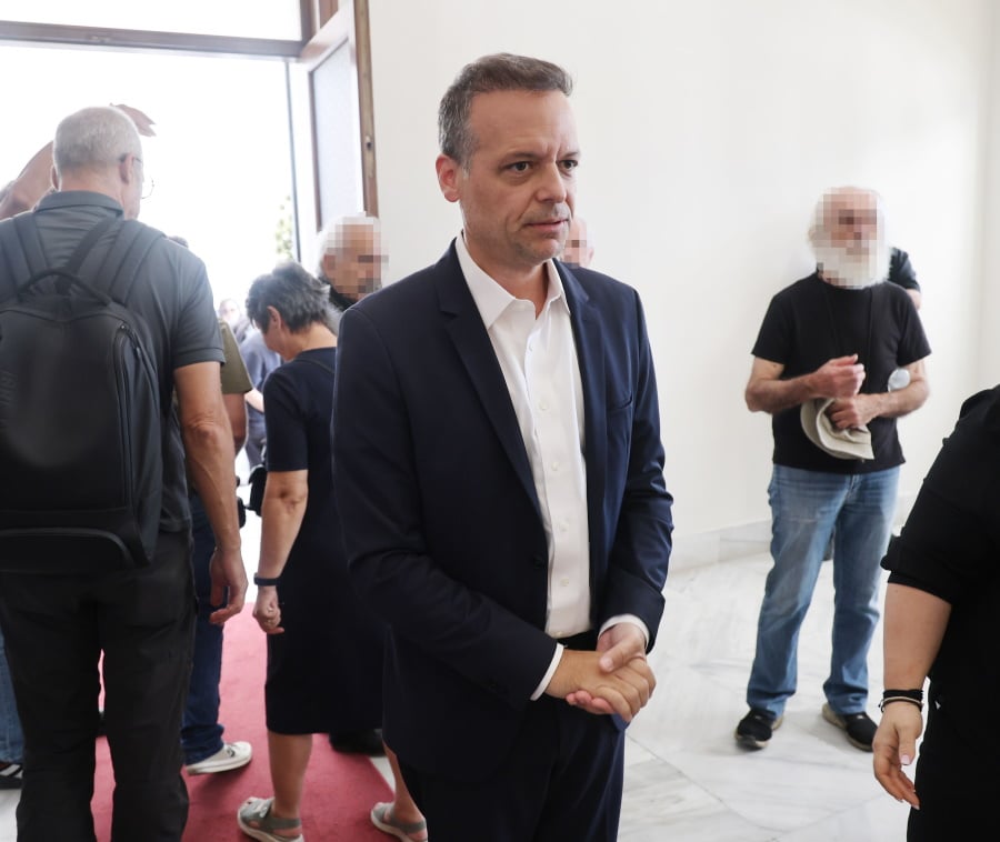 Λάκης Χαλκιάς: Πλήθος κόσμου στην κηδεία στο Α’ Νεκροταφείο Αθηνών