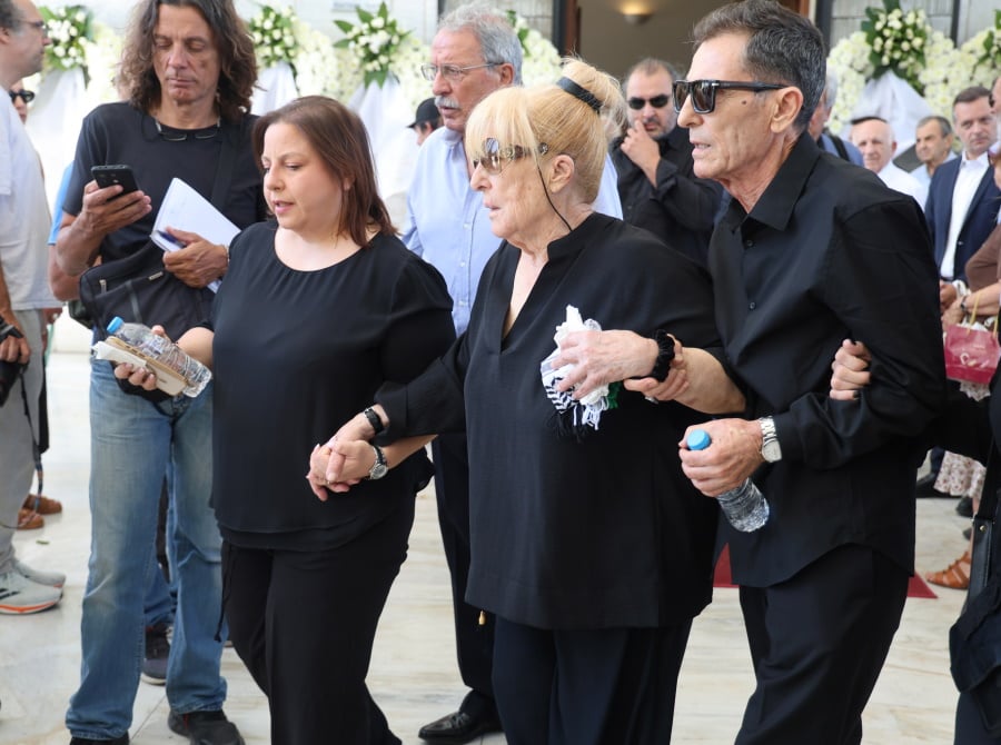 Λάκης Χαλκιάς: Πλήθος κόσμου στην κηδεία στο Α’ Νεκροταφείο Αθηνών