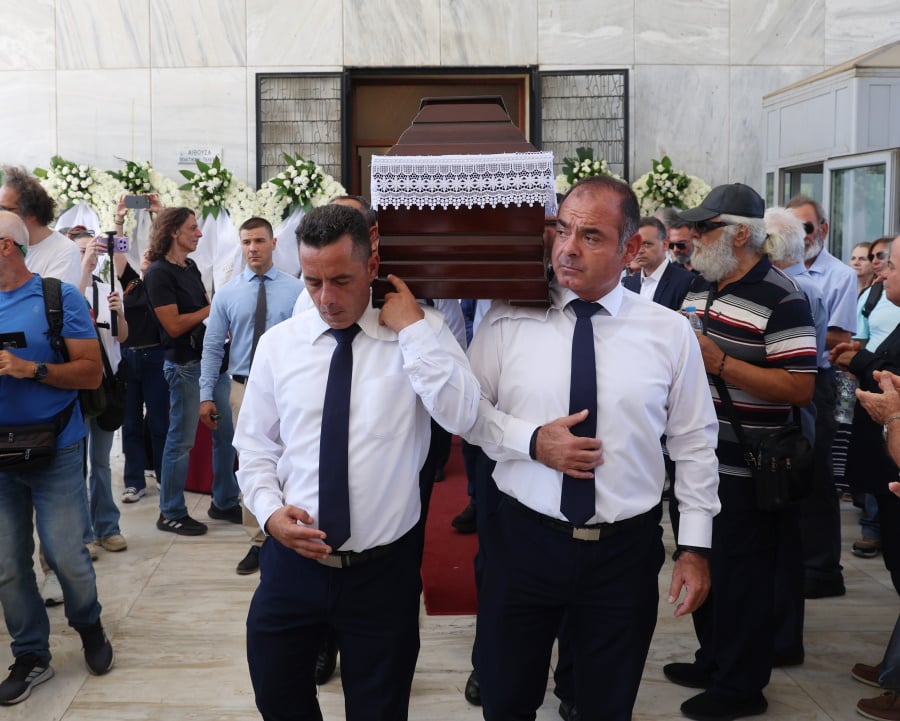 Λάκης Χαλκιάς: Πλήθος κόσμου στην κηδεία στο Α’ Νεκροταφείο Αθηνών