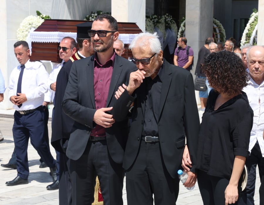 Λάκης Χαλκιάς: Πλήθος κόσμου στην κηδεία στο Α’ Νεκροταφείο Αθηνών