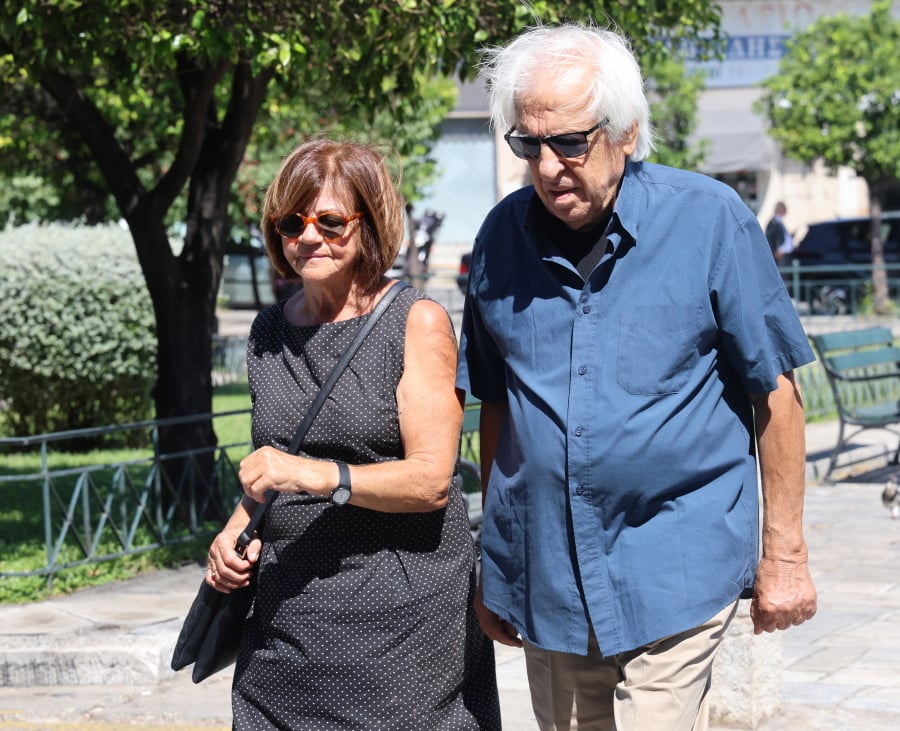 Λάκης Χαλκιάς: Πλήθος κόσμου στην κηδεία στο Α’ Νεκροταφείο Αθηνών