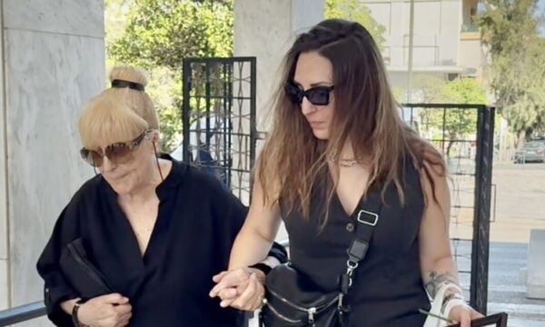 Λάκης Χαλκιάς: Η σύζυγός του στο τελευταίο αντίο στο Α’ Νεκροταφείο Αθηνών