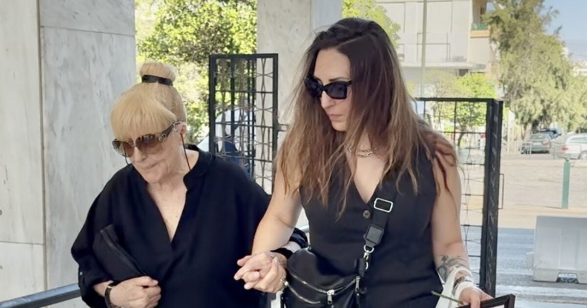 Λάκης Χαλκιάς: Η σύζυγός του στο τελευταίο αντίο στο Α’ Νεκροταφείο Αθηνών