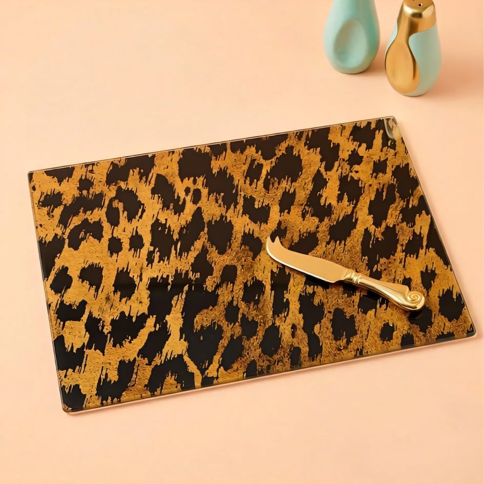 Η γυάλινη επιφάνεια κοπής Luxe Leopard από την Yililo