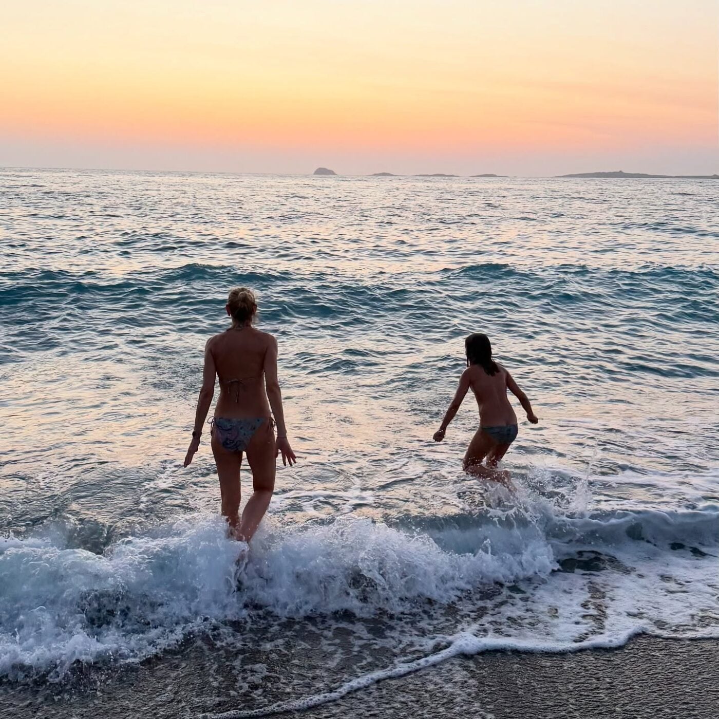Ζέτα Δούκα στην Κάσο μαζί με την κόρη της, Θάλεια – Φωτογραφίες