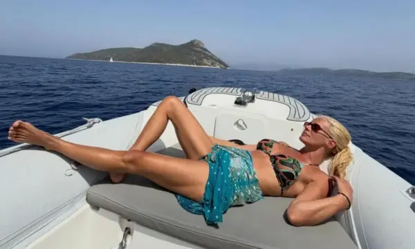 Ζέτα Μακρυπούλια: Απόλαυσε τις τελευταίες καλοκαιρινές στιγμές με βόλτα με φουσκωτό