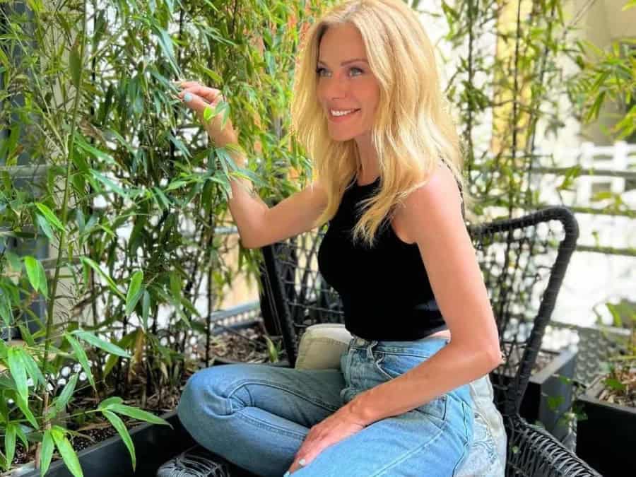 Μακρυπούλια: Οι γονείς της ποζάρουν σε παραλία της Νάξου – Τα έξι εγγόνια και το σπίτι εκατομμυρίων που τους έδωσε η Ζέτα