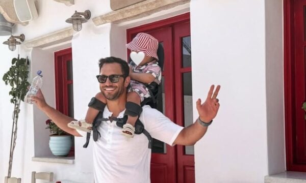 Ευθύμης Ζησάκης – Χρύσα Παπαλελούδη: Οι οικογενειακές διακοπές στη Νάξο με τον 1,5 έτους γιο τους