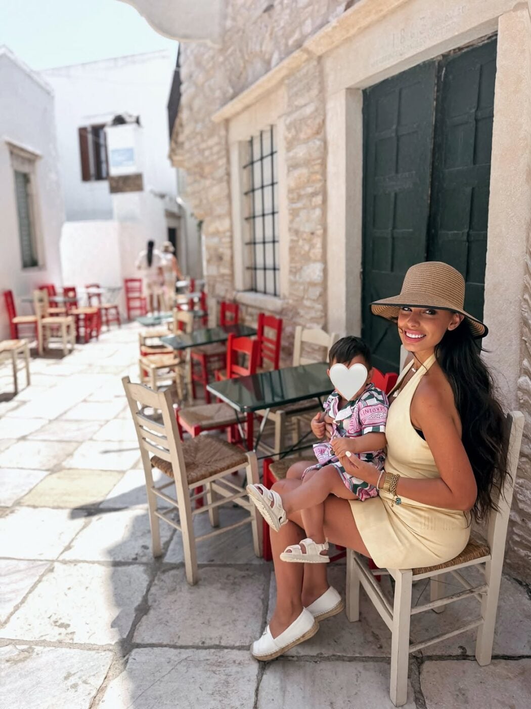 Ευθύμης Ζησάκης – Χρύσα Παπαλελούδη: Οικογενειακές διακοπές στη Νάξο με τον 1,5 έτους γιο τους