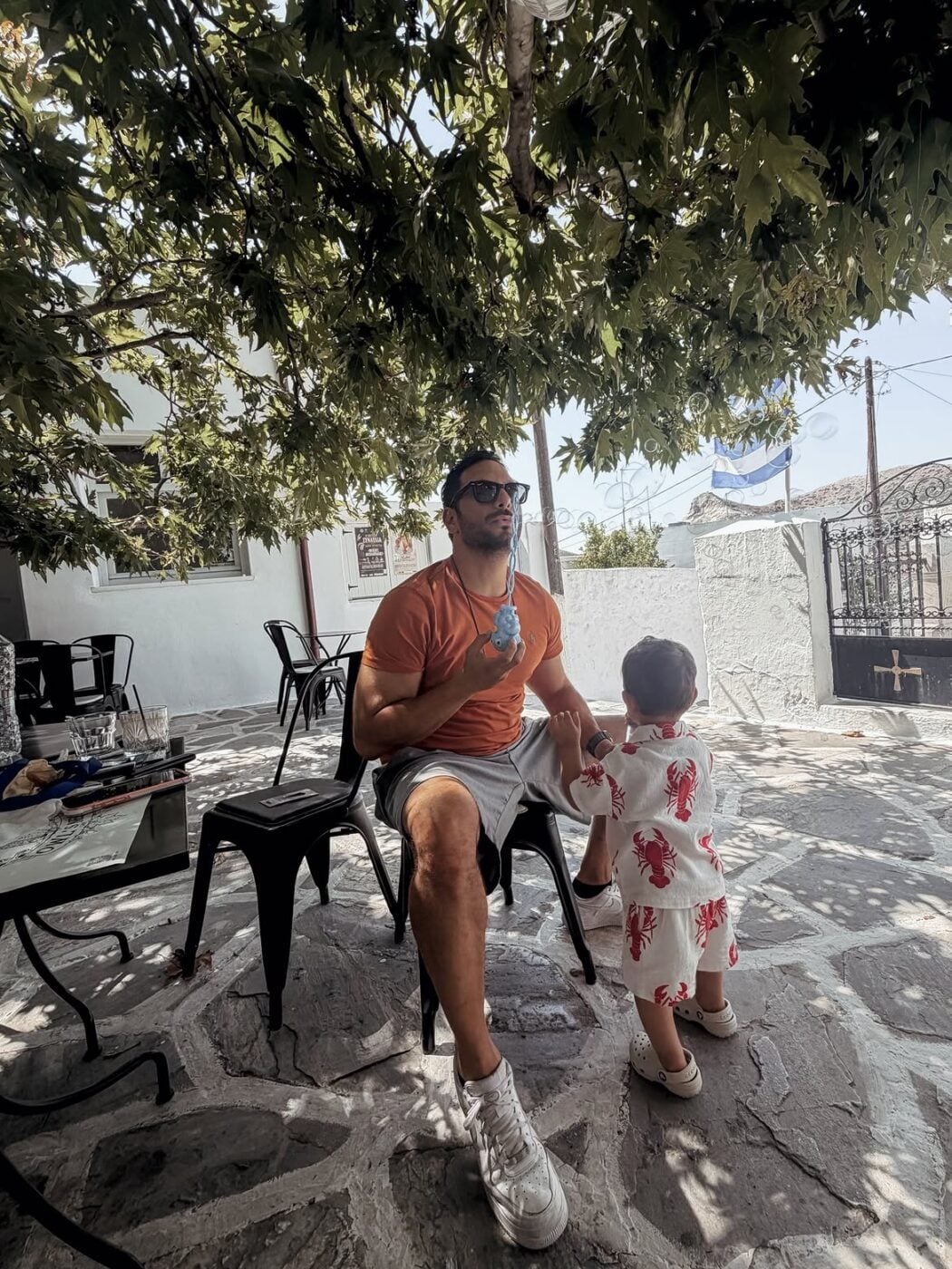 Ευθύμης Ζησάκης – Χρύσα Παπαλελούδη: Οικογενειακές διακοπές στη Νάξο με τον 1,5 έτους γιο τους