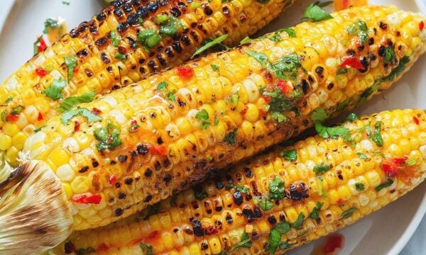 Καλαμπόκι με καπνιστή πάπρικα, πιπεριές Pimiento και βούτυρο σχοινόπρασου