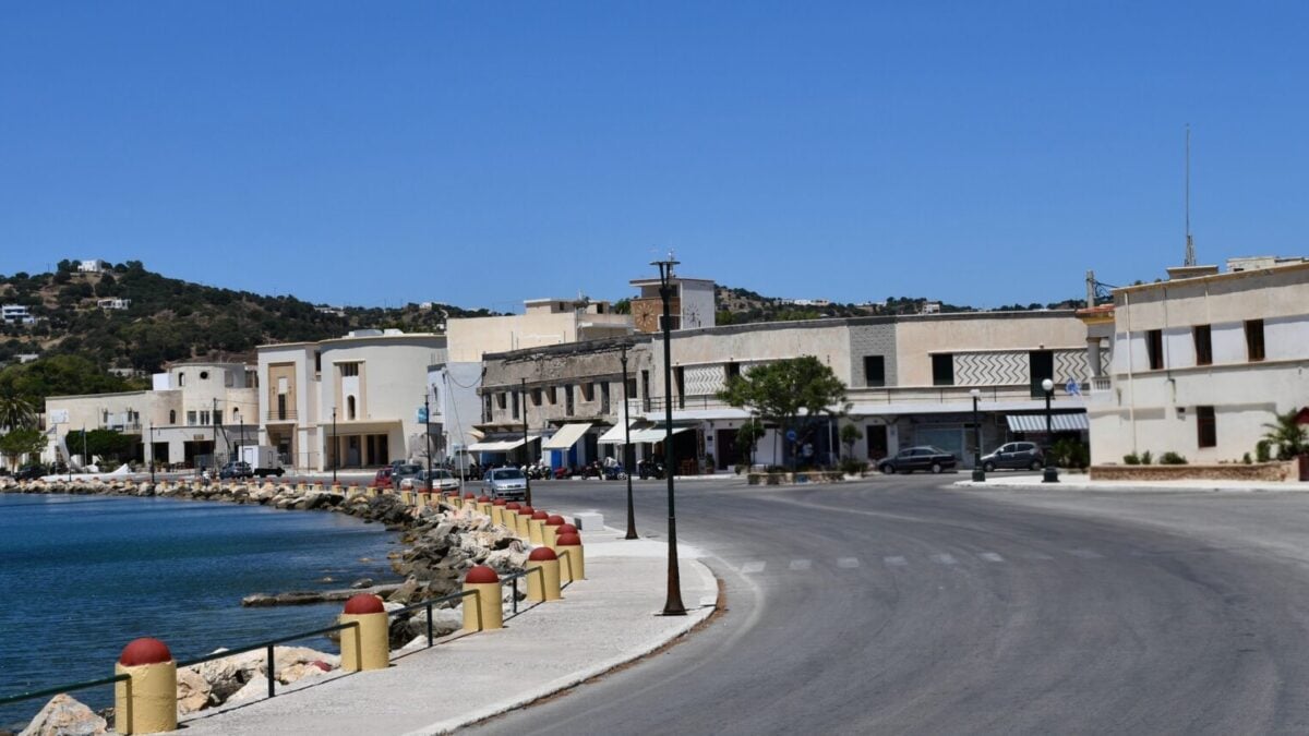 Η μεταφυσική αρχιτεκτονική στο Λακκί της Λέρου: Περπατώντας σε έναν πίνακα του Ντε Κίρικο