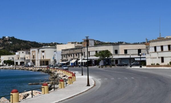Η μεταφυσική αρχιτεκτονική στο Λακκί της Λέρου: Περπατώντας σε έναν πίνακα του Ντε Κίρικο