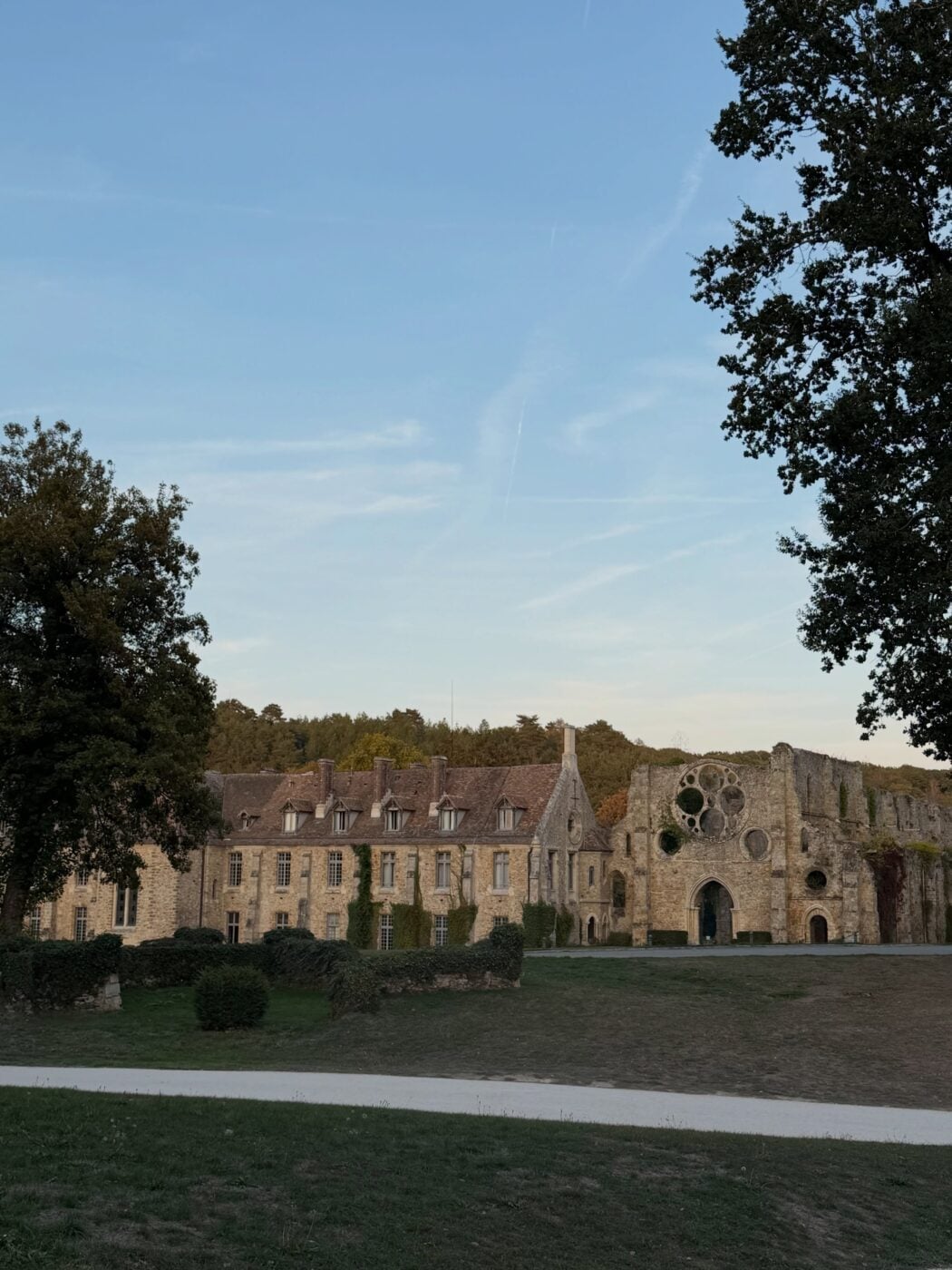 Ηλιάνα Παπαγεωργίου: Στο ιστορικό Abbaye des Vaux de Cernay για μια απόδραση στη γαλλική εξοχή
