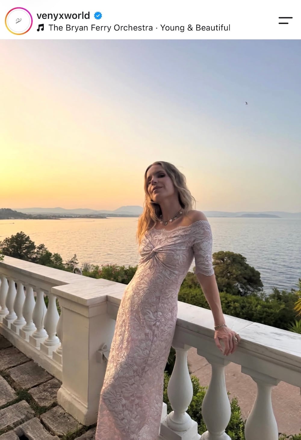Ευγενία Νιάρχου: Η καλοκαιρινή λάμψη εισχωρεί στον χειμώνα