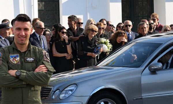 Θρήνος στον Πύργο στο τελευταίο «αντίο» στον επισμηναγό Γιάννη Μπλέσια – Το ανατριχιαστικό που έγινε στην κηδεία