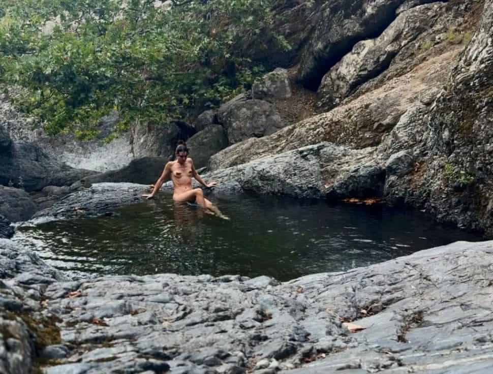 Η κόρη της Μαίρης Μηλιαρέση ολόγυμνη στη φύση: Οι φωτογραφίες που ανέβασαν τη θερμοκρασία