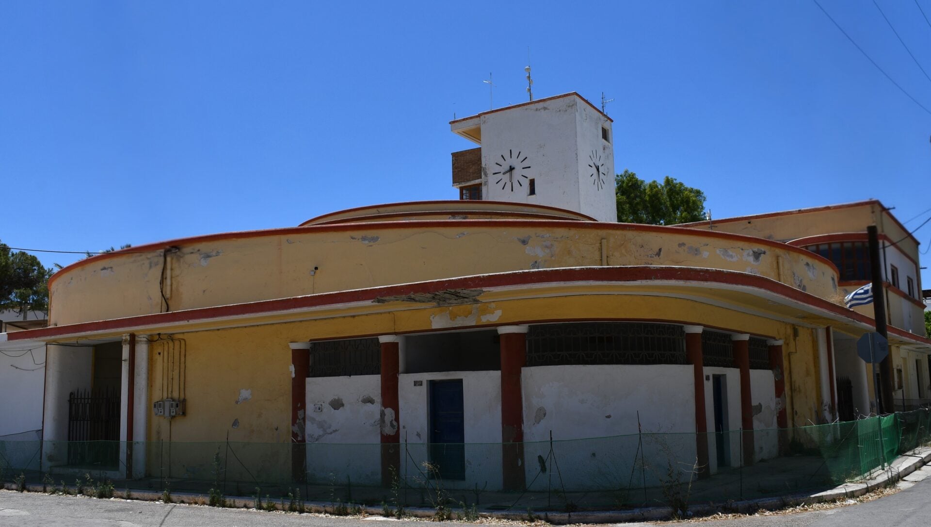 Η μεταφυσική αρχιτεκτονική στο Λακκί της Λέρου: Περπατώντας σε έναν πίνακα του Ντε Κίρικο