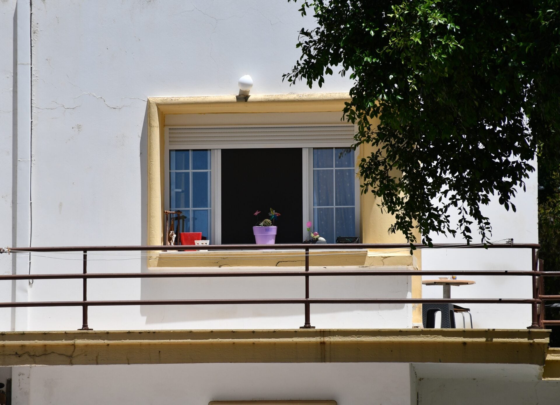 Η μεταφυσική αρχιτεκτονική στο Λακκί της Λέρου: Περπατώντας σε έναν πίνακα του Ντε Κίρικο