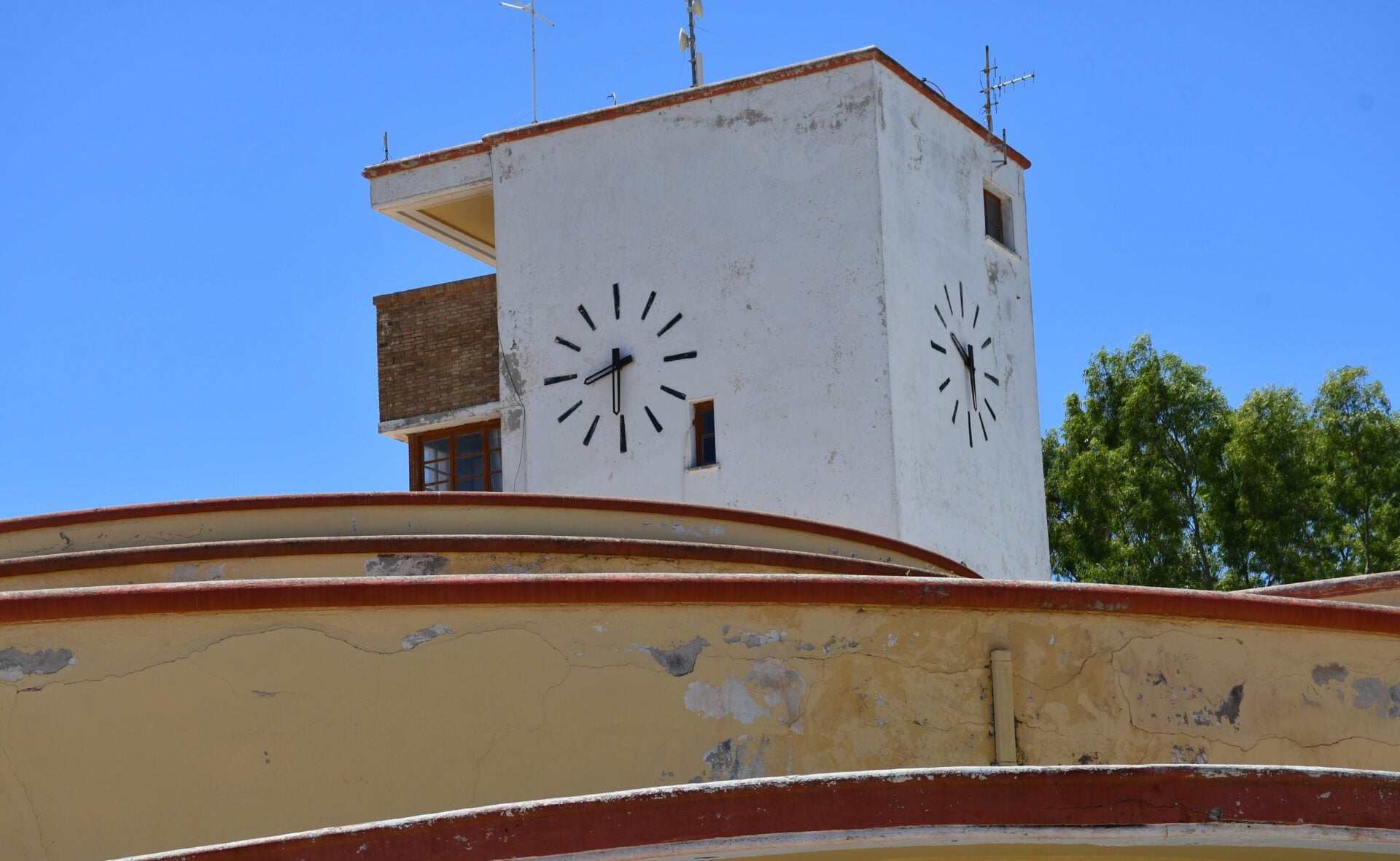Η μεταφυσική αρχιτεκτονική στο Λακκί της Λέρου: Περπατώντας σε έναν πίνακα του Ντε Κίρικο