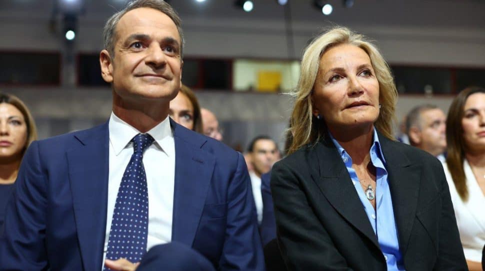 Μαρέβα Γκραμπόφσκι: Στο πλευρό του Κυριάκου Μητσοτάκη στη ΔΕΘ με μαύρο κοστούμι (φωτογραφίες)