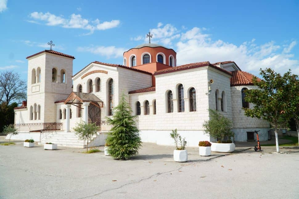 Ιουλία Καλλιμάνη: Παντρεύτηκε με τον Μιχάλη Τουρατζίδη – Τα μέτρα ασφαλείας και οι πρώτες εικόνες από την εκκλησία