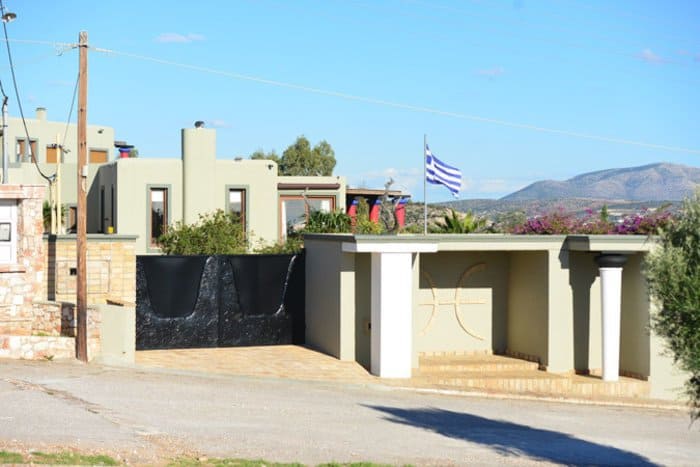 Νότης Σφακιανάκης: Βγάζει στο «σφυρί» τη βίλα στη Βάρκιζα 10 μήνες μετά τον θάνατο της γυναίκας του