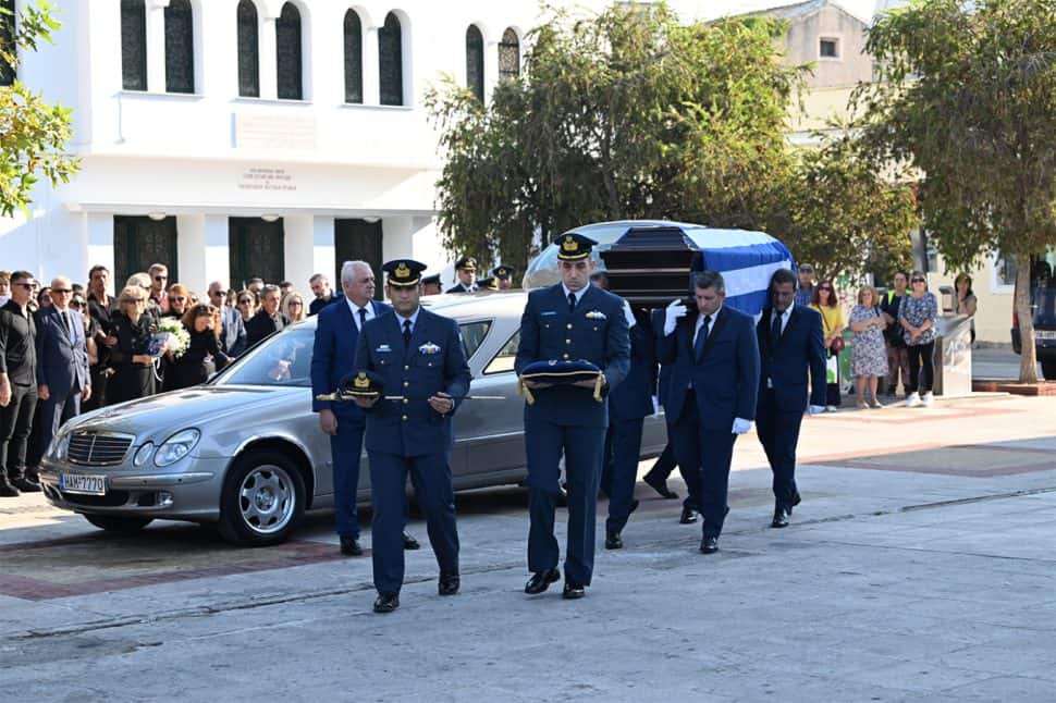 Πύργος: Το τελευταίο «αντίο» στον επισμηναγό Γιάννη Μπλέσια στην κηδεία
