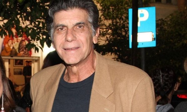 Γιάννης Μπέζος: Η μετριότητα μας κατακλύζει – Η αιχμηρή ατάκα για καλλιτέχνες και κοινό