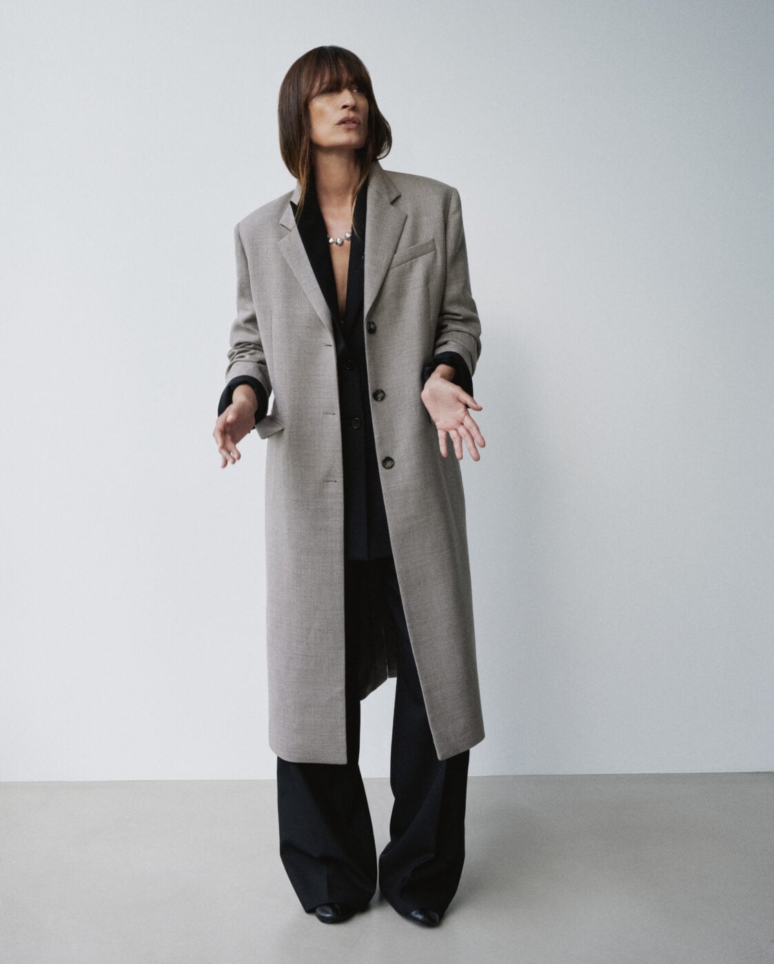 Massimo Dutti: Η Caroline de Maigret πρωταγωνιστεί στο νέο editorial «Unwritten» και εξυμνεί την παριζιάνικη κουλτούρα