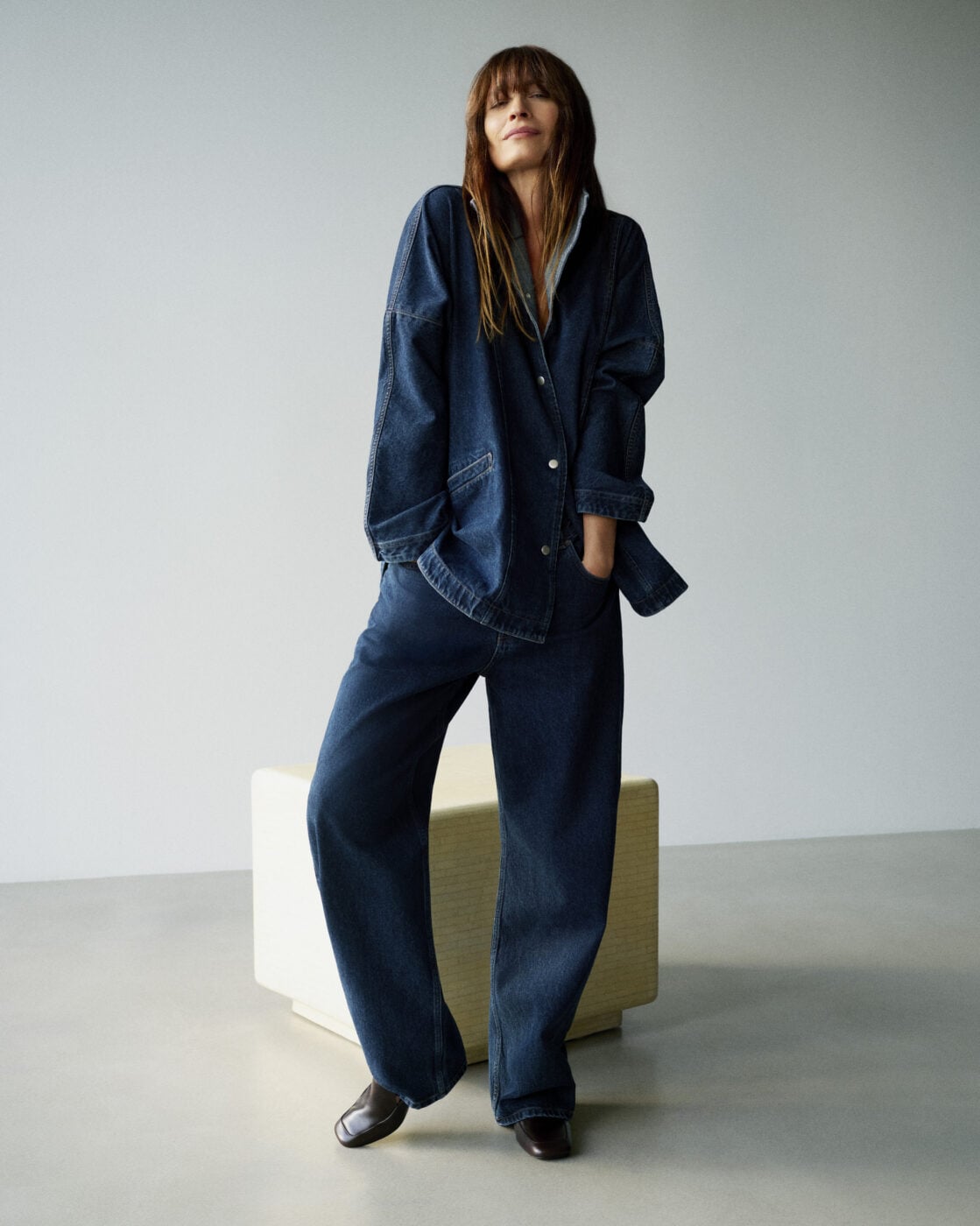 Massimo Dutti: Η Caroline de Maigret πρωταγωνιστεί στο νέο editorial «Unwritten» και εξυμνεί την παριζιάνικη κουλτούρα