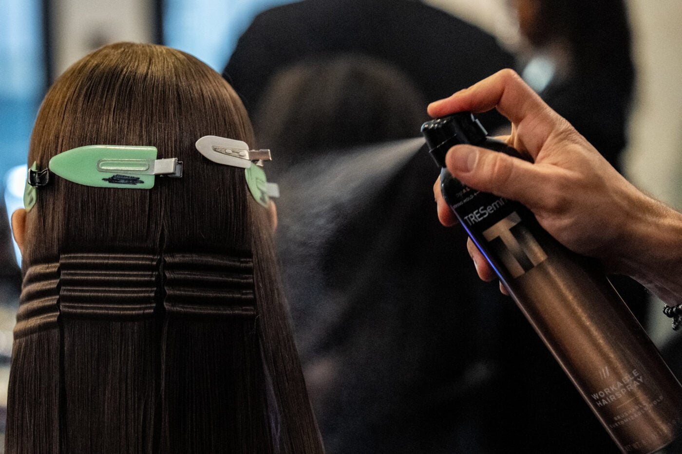 Crimped hair: Το χτένισμα των ’80s επέστρεψε στο fashion show του Christian Siriano