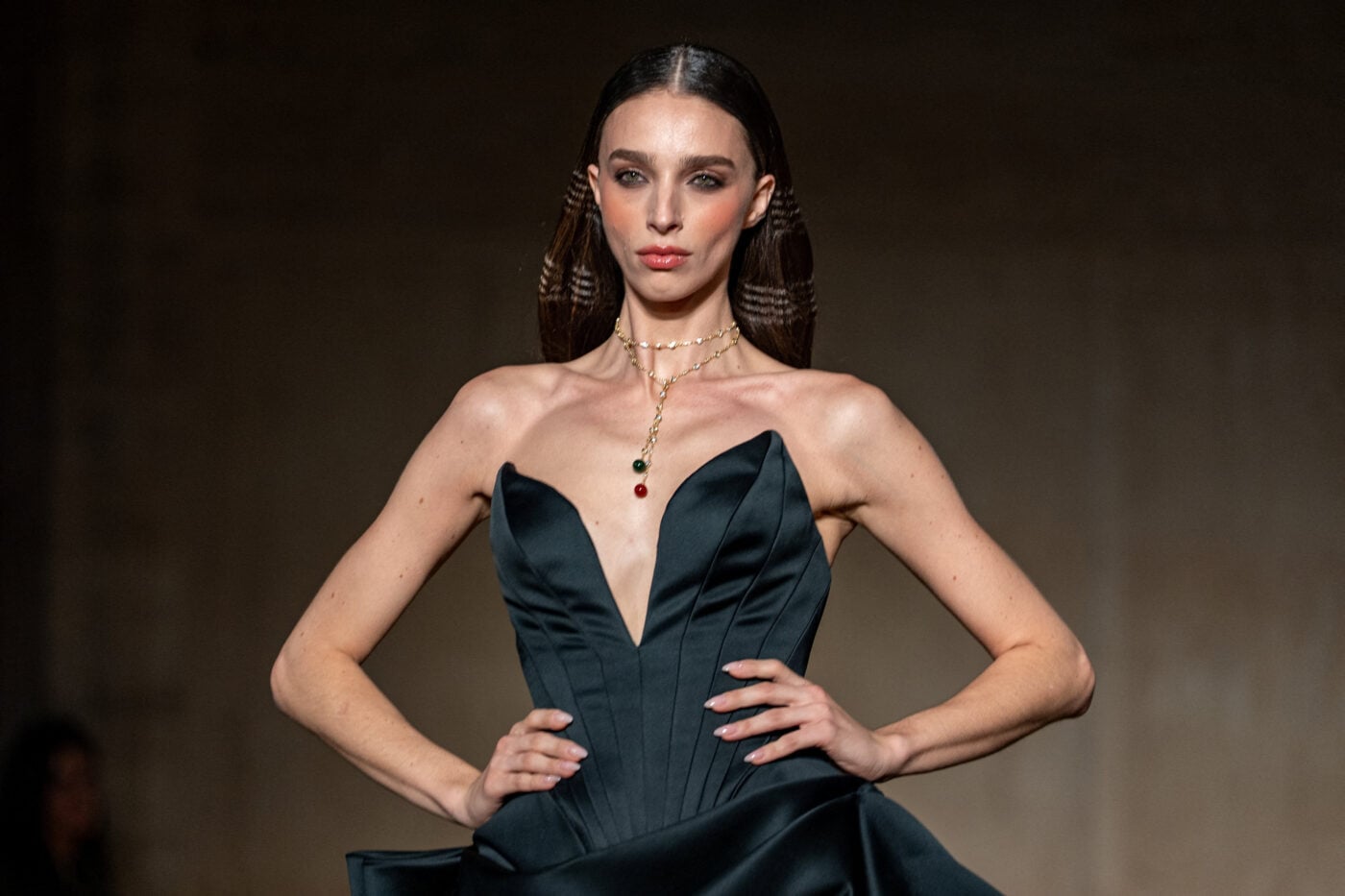 Crimped hair: Το χτένισμα των ’80s επέστρεψε στο fashion show του Christian Siriano