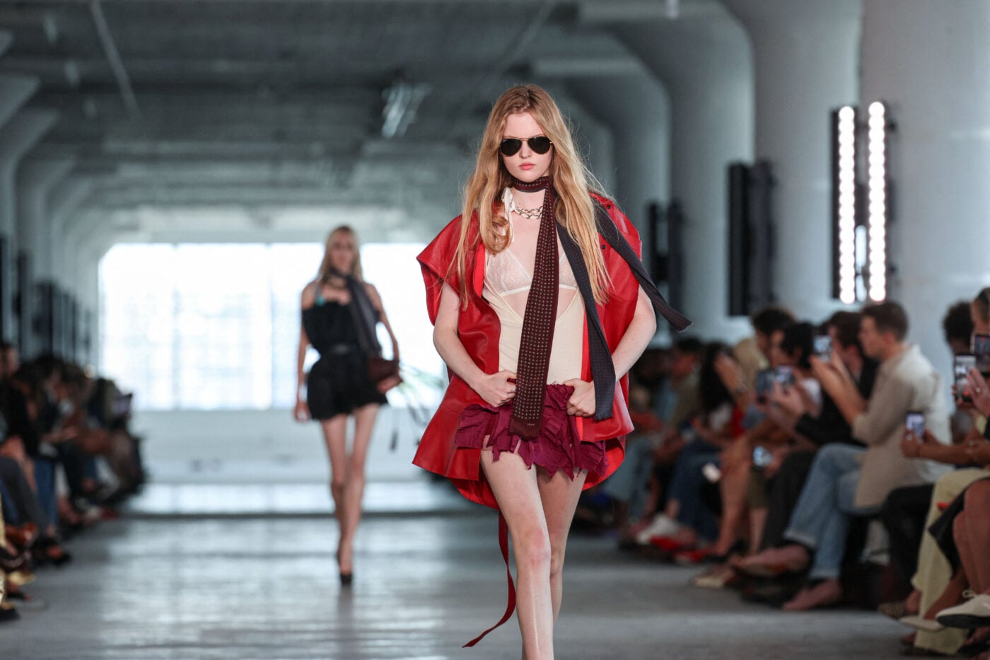 Λεπτό φουλάρι: Το Y2K αξεσουάρ επιστρέφει στη μόδα