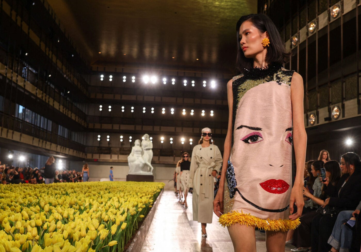 Carolina Herrera: Η νέα συλλογή γιόρτασε 45 χρόνια θηλυκότητας