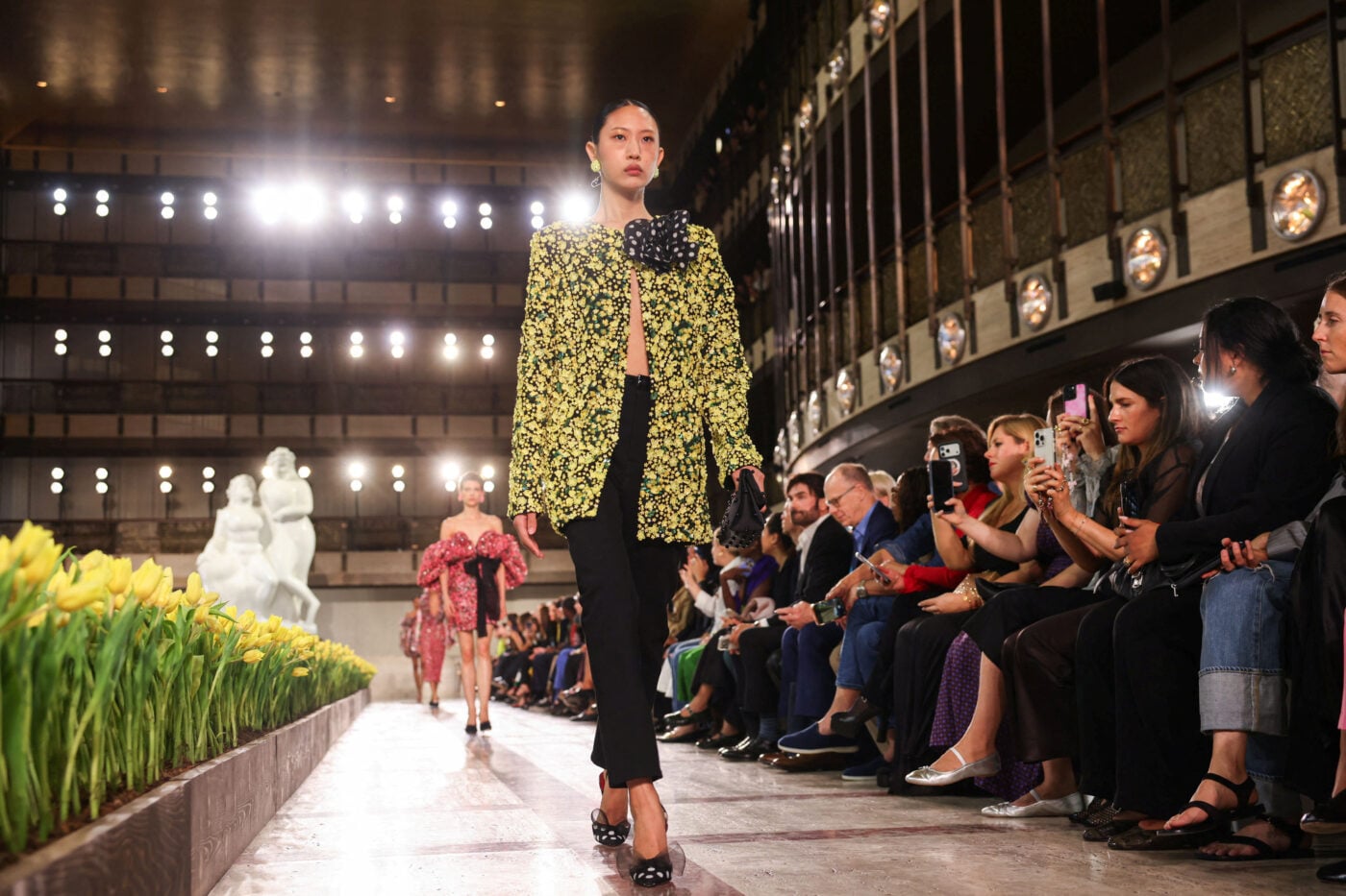 Carolina Herrera: Η νέα συλλογή γιόρτασε 45 χρόνια θηλυκότητας
