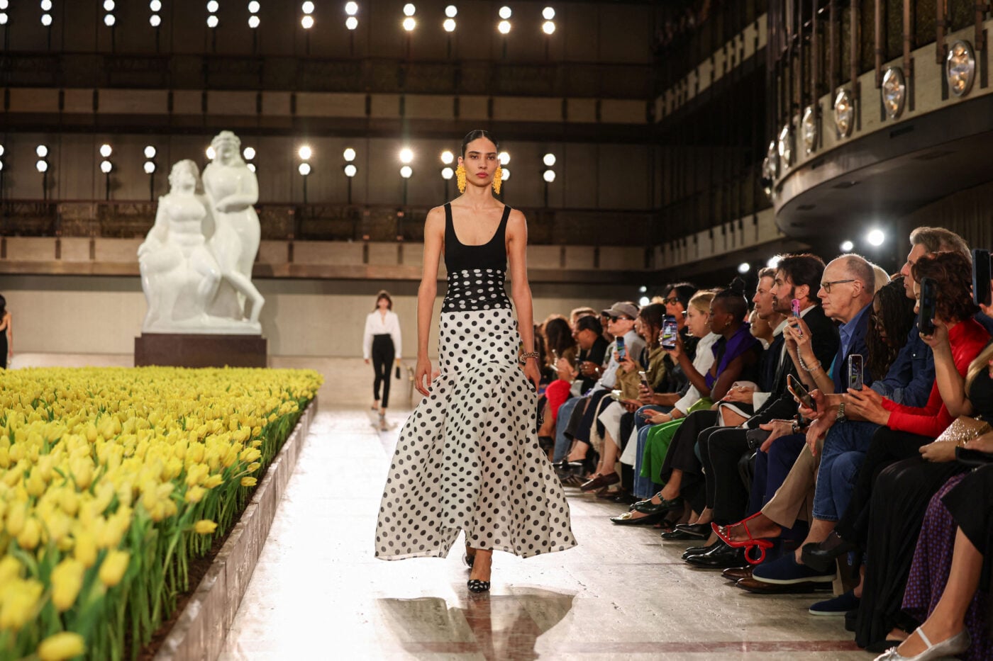 Carolina Herrera: Η νέα συλλογή γιόρτασε 45 χρόνια θηλυκότητας