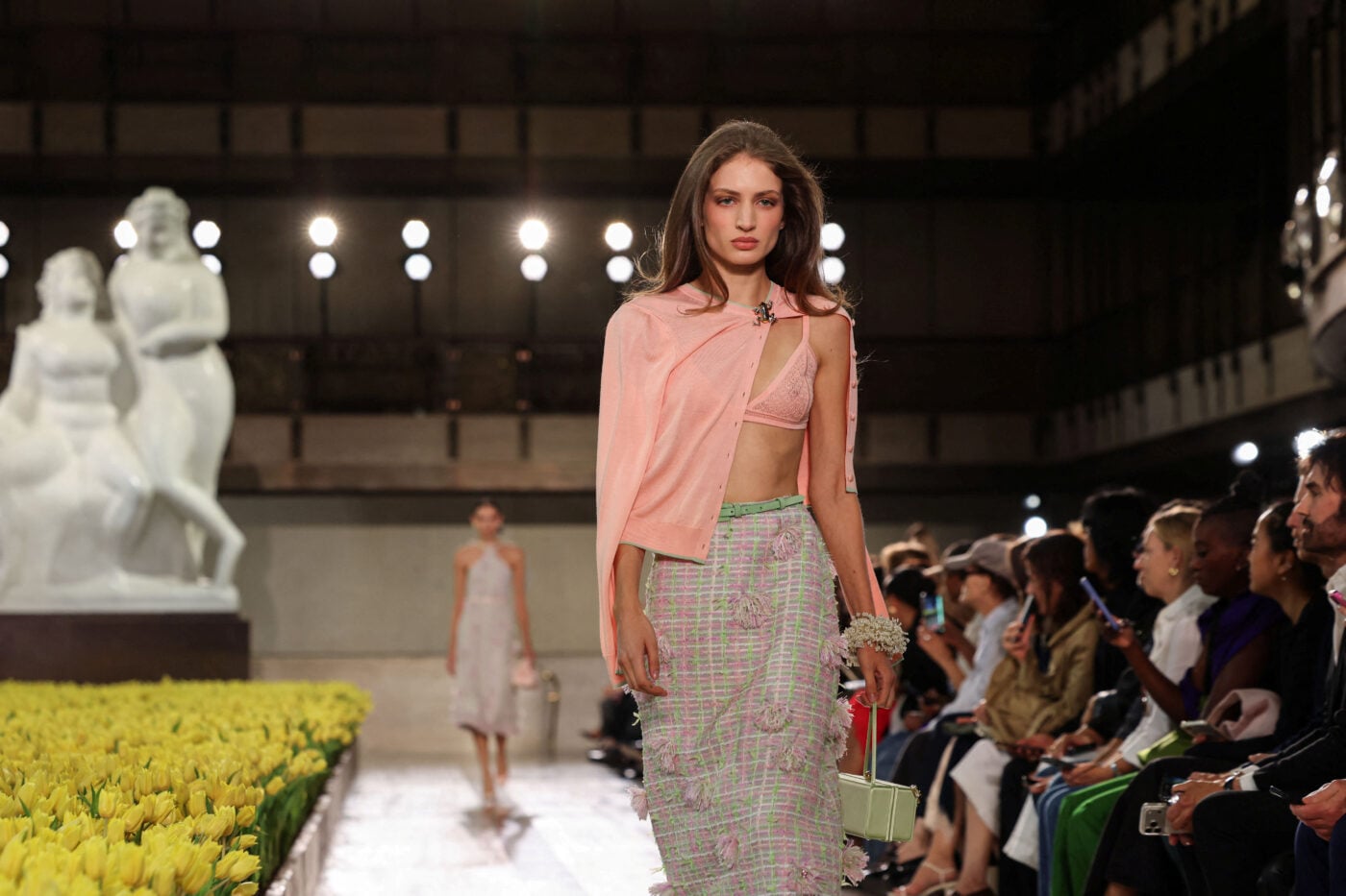 Carolina Herrera: Η νέα συλλογή γιόρτασε 45 χρόνια θηλυκότητας