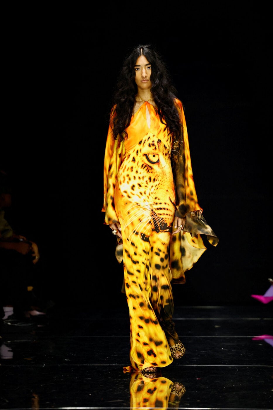 Glamazon style: Η νέα συλλογή του Roberto Cavalli υμνεί τη μόδα της υπερβολής