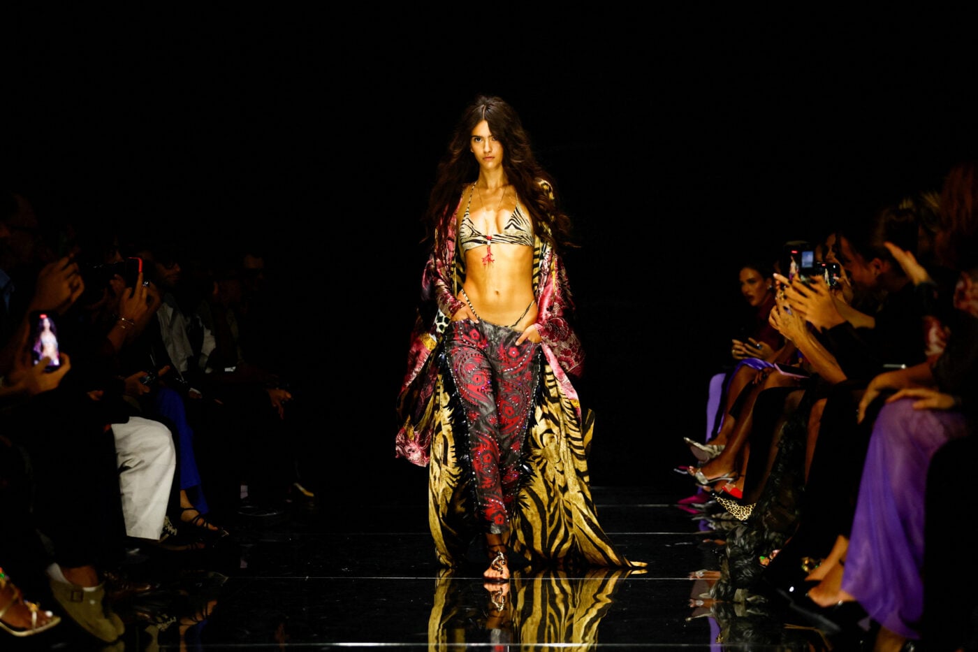 Glamazon style: Η νέα συλλογή του Roberto Cavalli υμνεί τη μόδα της υπερβολής
