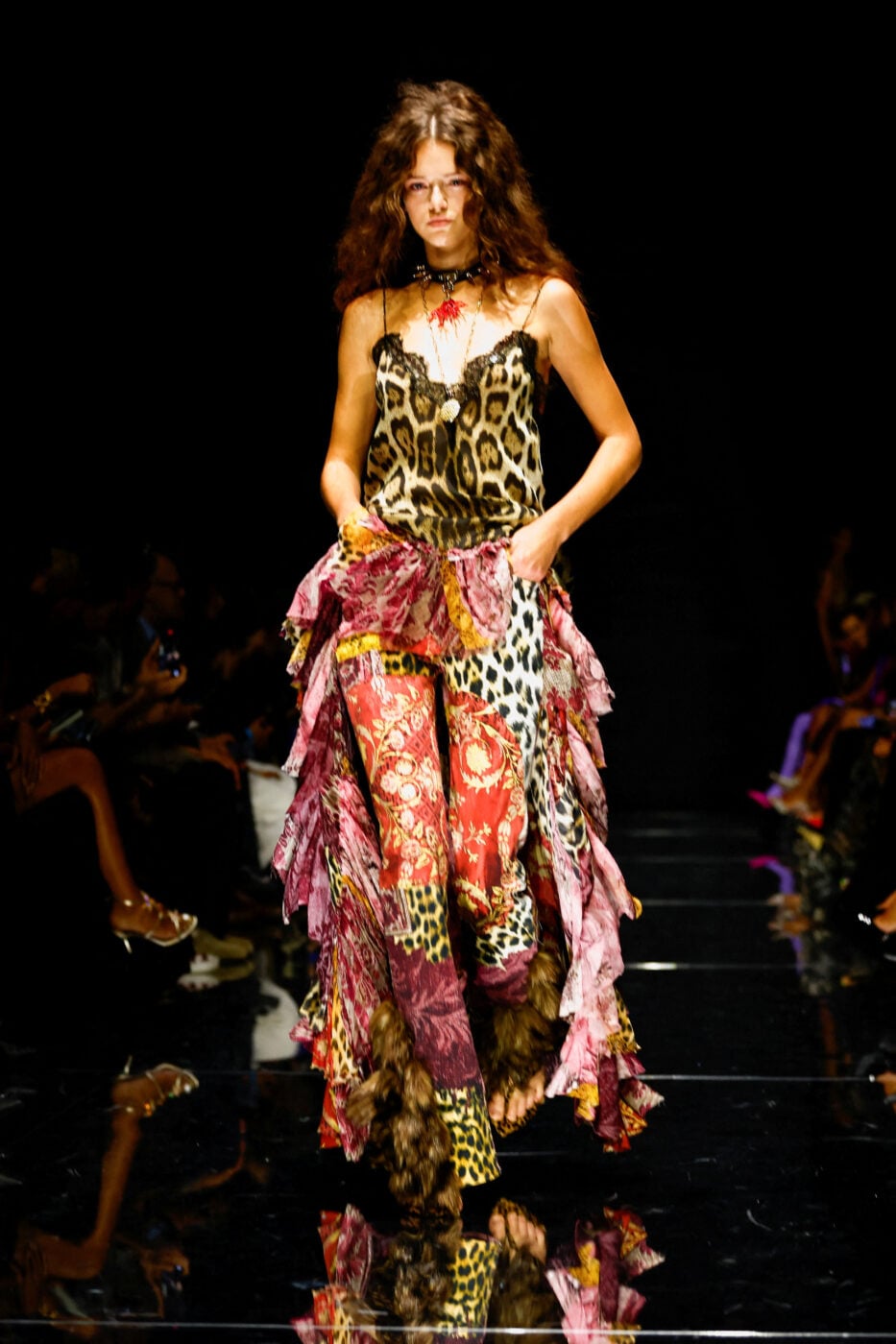 Glamazon style: Η νέα συλλογή του Roberto Cavalli υμνεί τη μόδα της υπερβολής