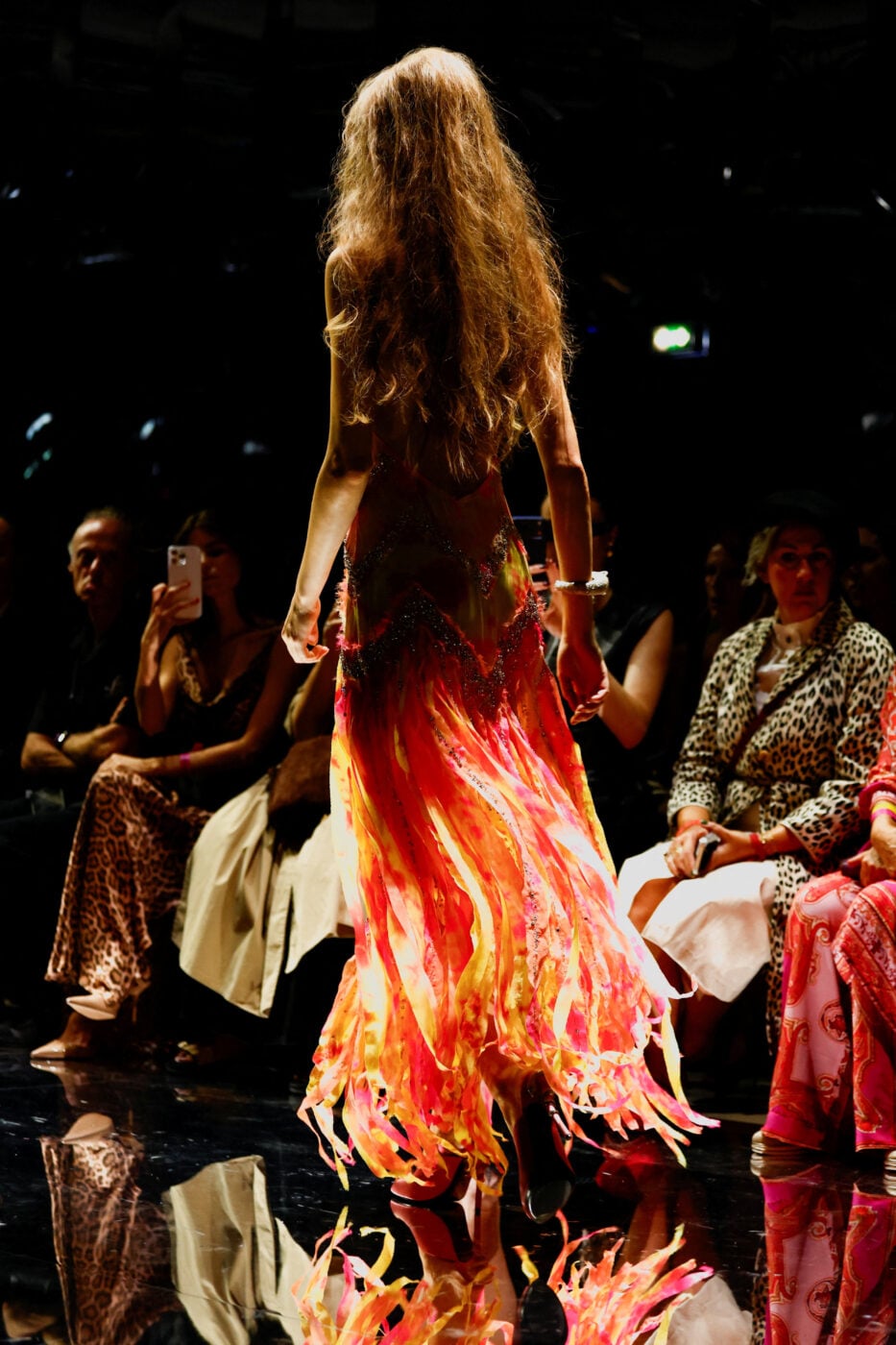 Glamazon style: Η νέα συλλογή του Roberto Cavalli υμνεί τη μόδα της υπερβολής