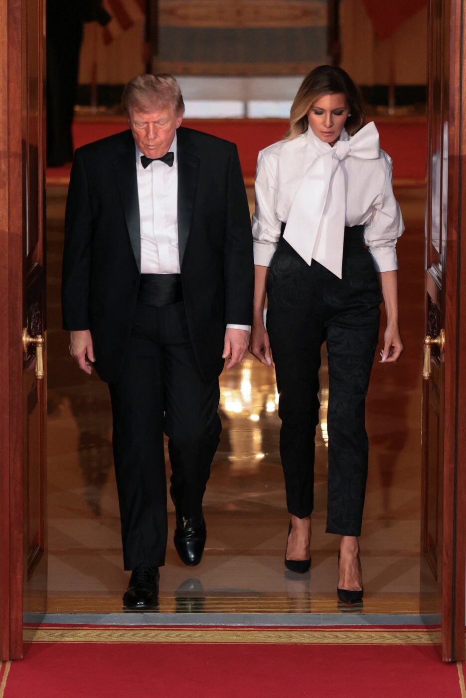 Melania Trump: Η κομψή ασπρόμαυρη εμφάνισή της στη δεξίωση του Λευκού Οίκου